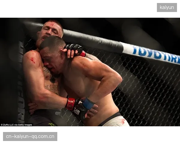 UFC拳手满脸鲜血仍坚持战斗：血性格斗背后的钢铁意志